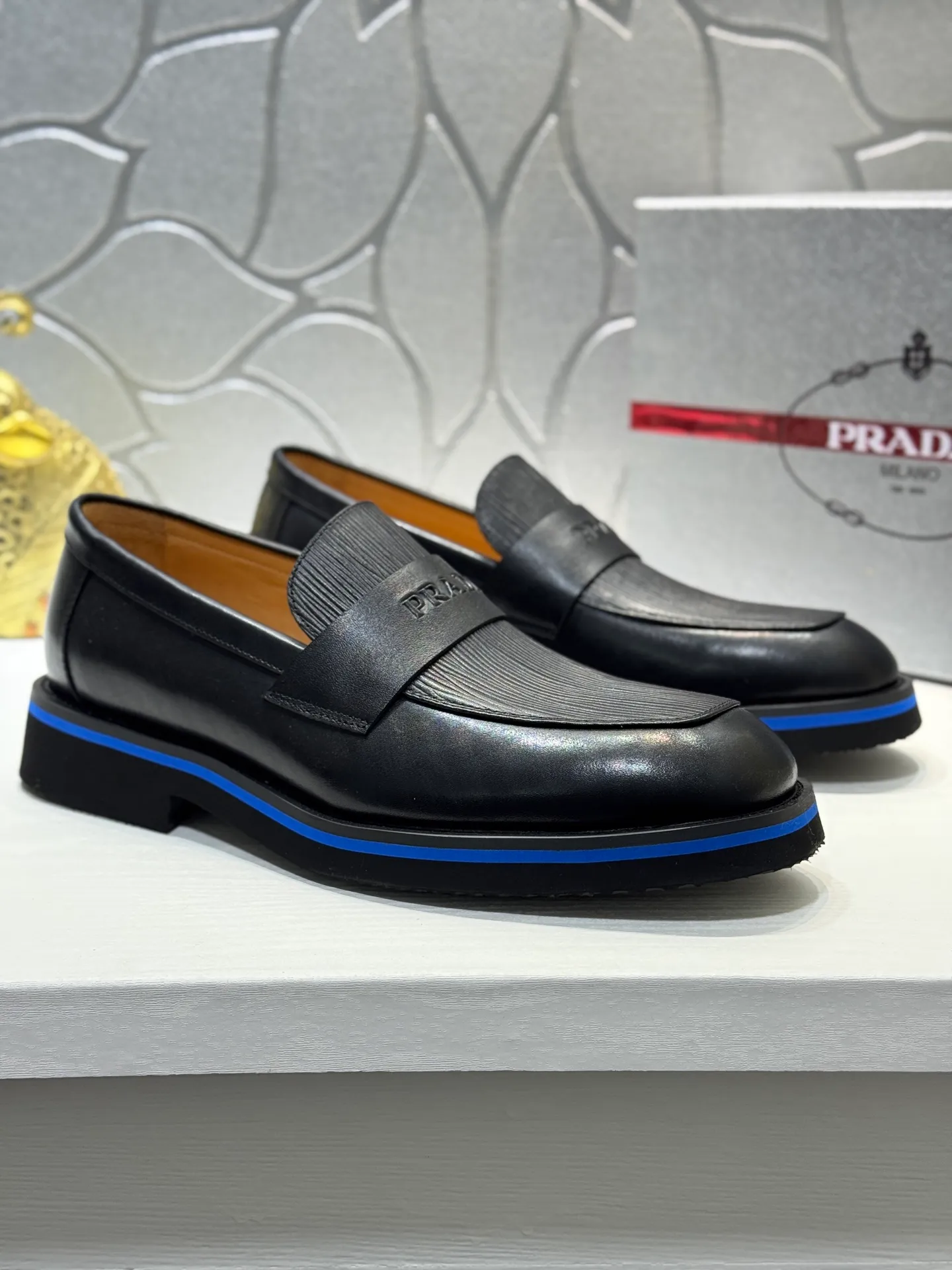 Men's shoes 💰520 💰 PRADA*——◾ Prada~Thick-soled men's shoes, original single-level perfect boutique, brogue style men's formal casual leather shoes, luxurious materials, imported cowhide, with water-dyed cowhide lining, 4.5cm increased PU foam lightweight outsole, perfectly restore the original classic, purchase the original 1:1 accurate replica, welcome all comparisons 🆚, the design is full of modernity, versatile and fashionable urban men! Size: 39-44 (38.45.46.47 customized)